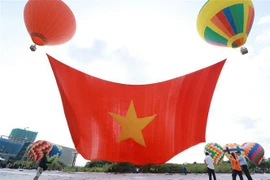 庆祝国庆节胡志明市放飞牵引大型国旗的热气球