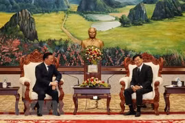 老挝领导高度评价河内与万象之间的密切合作关系