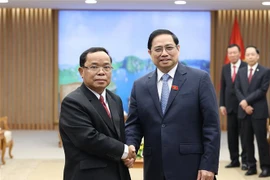 越南政府总理范明政会见老挝人民革命党中央检查委员会主任蓬马塔