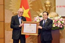 越南向各国议会联盟前秘书长授予友谊勋章