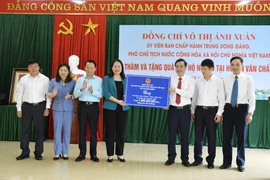 越南国家副主席武氏映春赴安沛省开展中秋节走访慰问活动