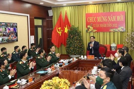 越南政府总理范明政向防控空军军种拜年并视察工作