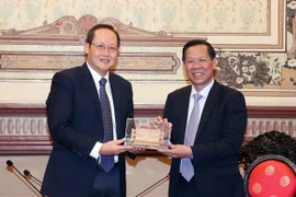 胡志明市与新加坡加强人力资源开发的合作关系