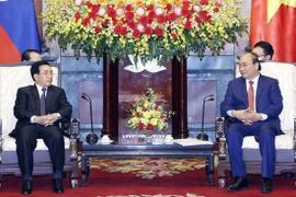 越南国家主席阮春福会见老挝总理潘坎·维帕万