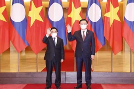越南国会主席王廷惠会见老挝总理潘坎·维帕万