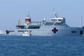 越南海军现代医院船为富安省人民免费体检和发放药物