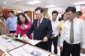 越南国会主席王廷惠在《人民代表报》社出席革命新闻日97周年纪念活动