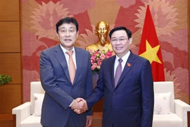 越南国会主席王廷惠会见韩亚金融集团总裁金正泰