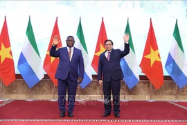 越南政府总理范明政会见塞拉利昂总统朱利叶斯·马达·比奥