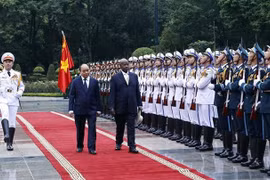 越南国家主席阮春福主持乌干达总统正式访问越南的欢迎仪式