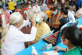越南医生为老挝困难群众提供免费看病和发放药物