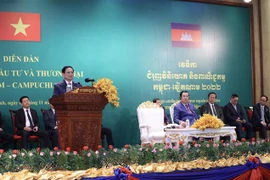 越南政府总理范明政与柬埔寨首相洪森出席越柬贸易投资促进论坛