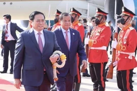 越南政府总理范明政抵达首都金边 开始对柬埔寨进行正式访问