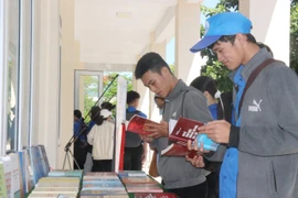 越南海洋和岛屿周：庆和省越南海洋和岛屿图书展