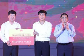 荣军烈士节75周年：范明政总理出席“永恒英雄歌”艺术活动