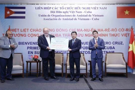 古巴总理曼努埃尔·克鲁斯亲切会见越古友好协会领导和会员