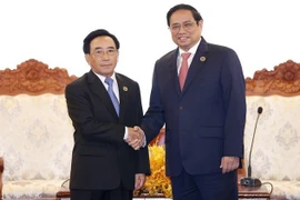 越南政府总理范明政会见老挝总理潘坎·维帕万