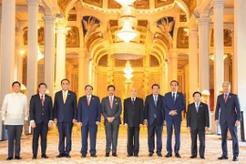 越南政府总理范明政同东盟各国领导人会见柬埔寨国王 