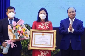 国家主席阮春福向古芝县授予劳动勋章