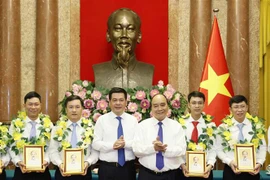 国家主席阮春福与油气行业典范人员会面
