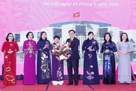 越南国会主席王廷惠会见第十五届国会女性代表