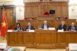 越南国会主席王廷惠与匈牙利议会议长拉斯洛主持召开第四次立法座谈会