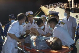 海军舰艇将在长沙岛县生病渔民送上岸接受治疗