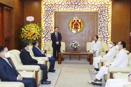 中央宣教部部长阮仲义看望慰问医务人员 致以节日祝贺