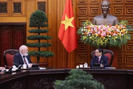 范明政总理会见欧洲委员会执行副主席弗兰斯·蒂默曼斯