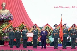 越南国家主席阮春福向11兵团授予三等保卫祖国勋章