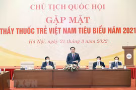 越南国会主席王廷惠会见2021年越南青年医师典范代表