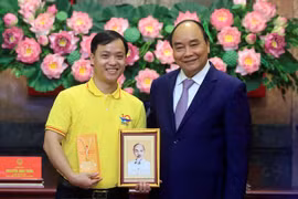 越南国家主席阮春福出席2021年越南优秀青年颁奖典礼