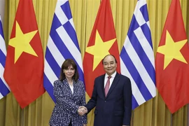 越南国家主席阮春福与希腊总统卡特里娜·萨克拉罗普卢举行会谈