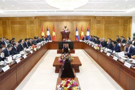 越南国会主席王廷惠与老挝国会主席赛宋蓬·丰威汉举行会谈