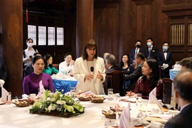 越南国家副主席武氏映春设茶会 招待希腊总统卡特里娜·萨克拉罗普卢。图自越通社