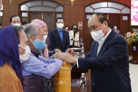 越南国家主席阮春福向岘港贫困家庭送上春节礼物