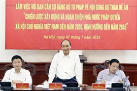 越南国家主席阮春福主持有关建设越南社会主义法治国家战略提案的会议