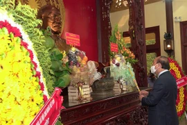 越南国家主席阮春福敬香缅怀孙德胜主席