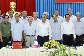 阮春福向安江省原领导拜年 出席大米加工厂落成典礼