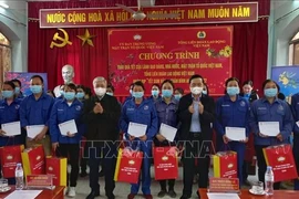 越南祖国阵线中央委员会主席春节前走访高平省