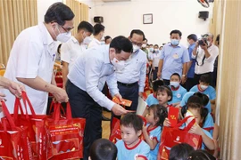 国会主席王廷惠在胡志明市开展慰问拜年活动