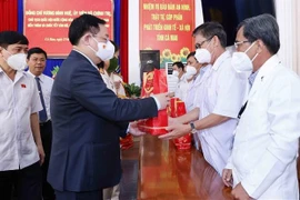 国会主席王廷惠春节前走访慰问金瓯省公安人员和防疫一线医务人员