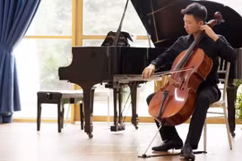 越南大提琴家潘杜福参加2022丰田音乐会演出