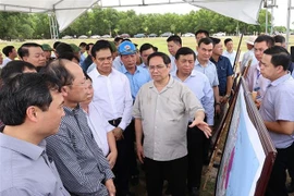 范明政在河静省石溪铁矿和石海海滩进行实地考察