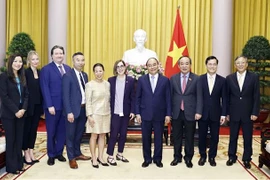 国家主席阮春福会见美国俄勒冈州州长凯特·布朗 