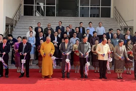 越老建交60周年：老挝中小型企业促进局办公楼交接仪式在万象举行