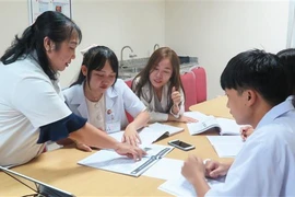 越老建交60周年：承天顺化省为老挝医疗卫生领域的人力资源发展做出积极的贡献