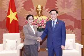 国会主席王廷惠会见老挝最高人民法院院长