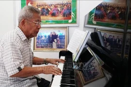 越老关系60周年：把胡主席的诗词谱成歌曲的老挝音乐家