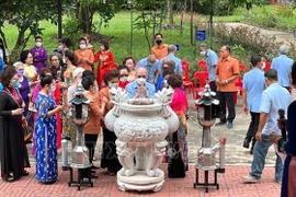  胡志明主席诞辰132周年：旅居泰国乌隆他尼越南人上香缅怀胡主席
